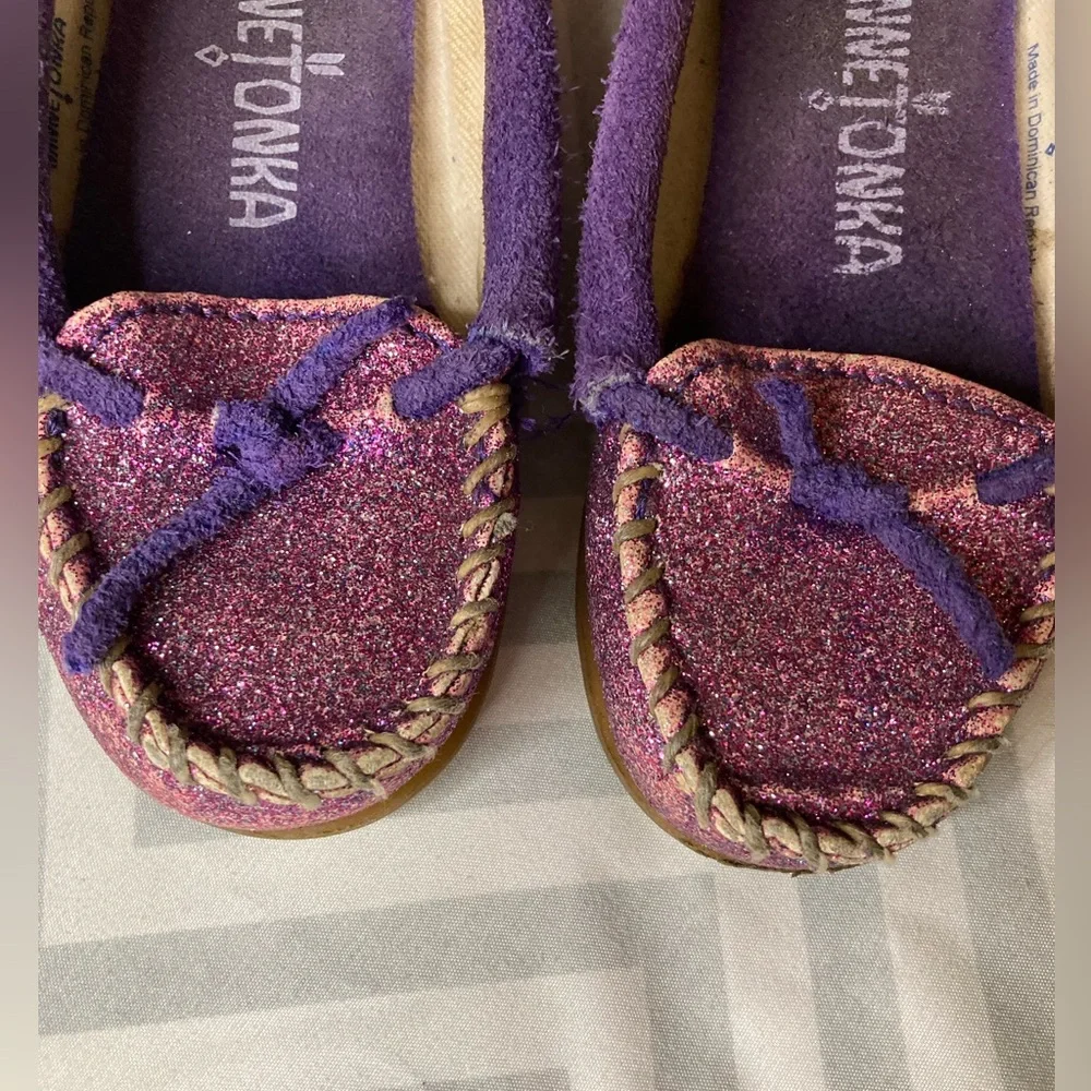 Toddler Girls Minnetonka Purple Glitter Sparkly Suede Moccasins Shoes - Size 8